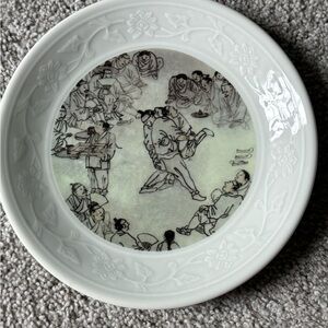 Elegant White Ceramic Plate with Artistic Design